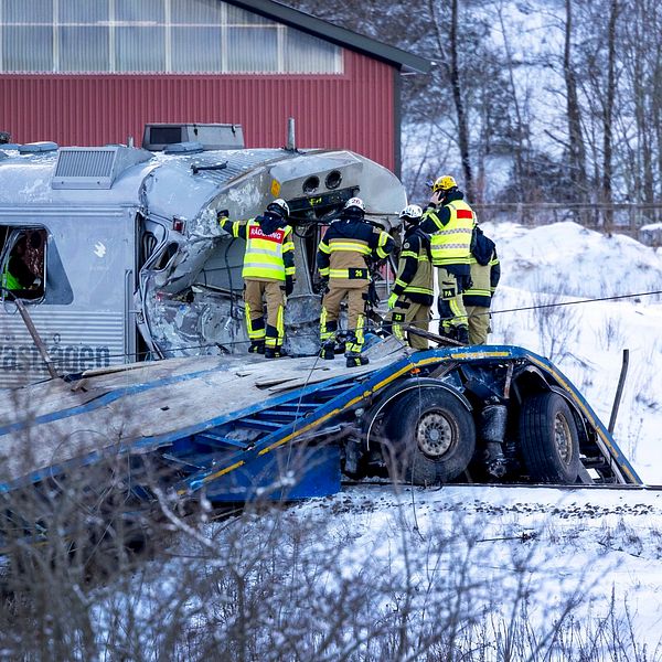 Bild från olyckan i Uddevalla där ett tåg krockat med en lastbil.