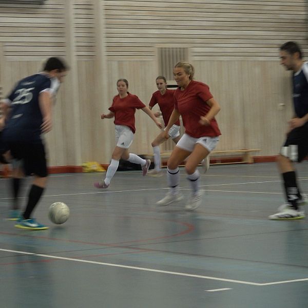 Personer som spelar futsal i en idrottshall