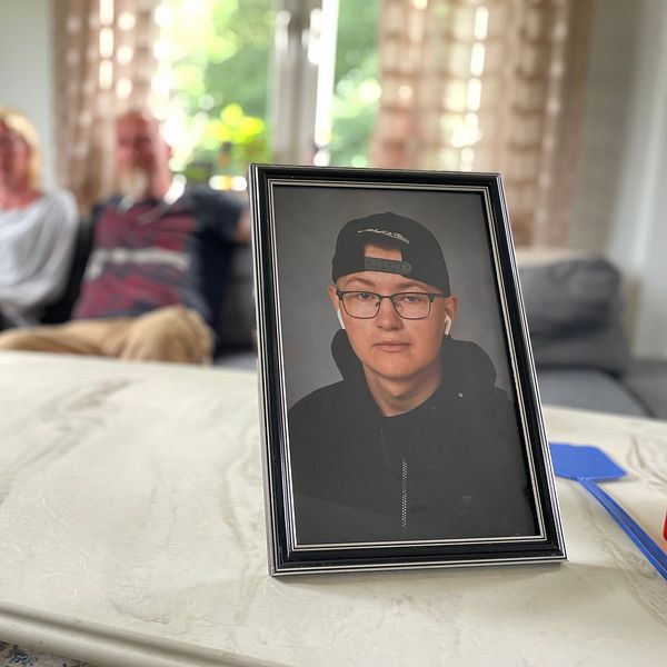 Fotografi på Jakob Hall som bär glasögon och bakåtvänd keps.