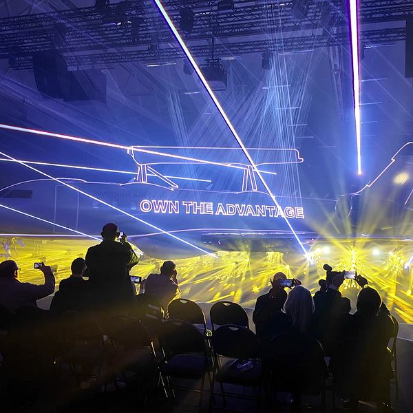 Flygvapenchefen, försvarsministern och Saabs koncernchef vid utrullningen i Linköping