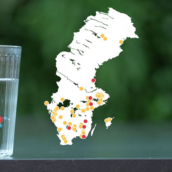 Vattenglas med PFAS-molekyl och en Sverigekarta