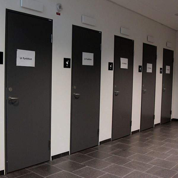 Till höger: Skylt på toalettdörr där det står ”Ur funktion”. Till vänster: Robert Tillaeus, enhetschef på Uppsala kommun.