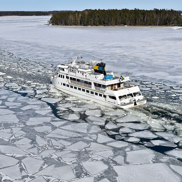 Claes Keisu, presstalesperson SL och bild på en av Waxholmsbolagets båtar som kör genom isen i Stockholms skärgård.