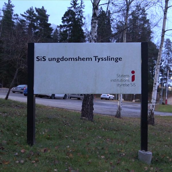 SVT reporter står utanför SIS hemmet Tysslinge