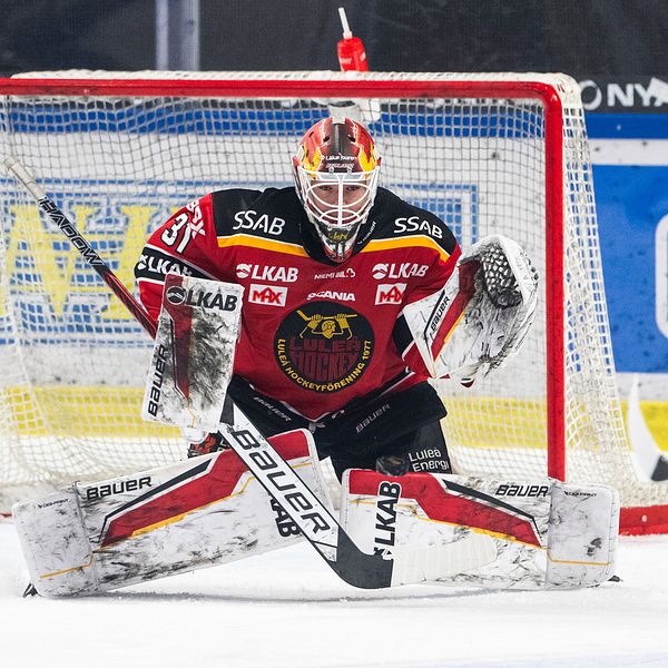 Delad bild. Till vänster: hockeyspelare med guldhjälm. Till höger: målvakt räddar puck i mål.