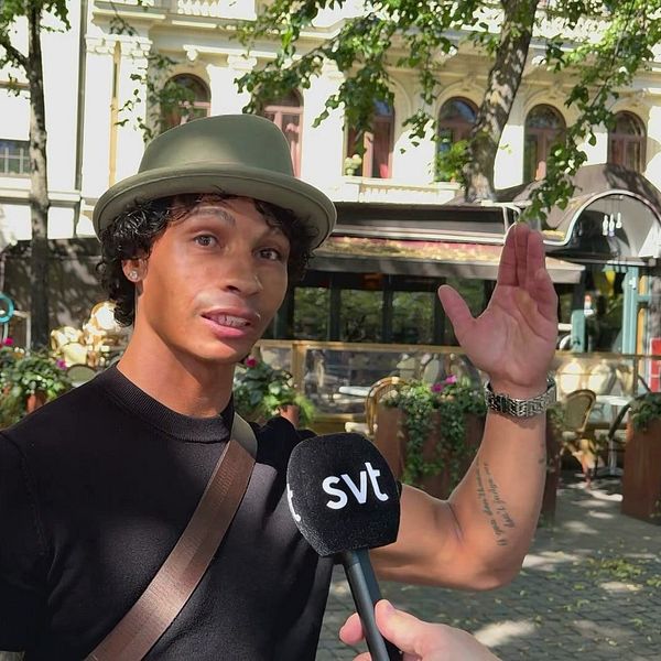 Cristian meloo kesällä kanoottia Kungsträdgårdenissa.