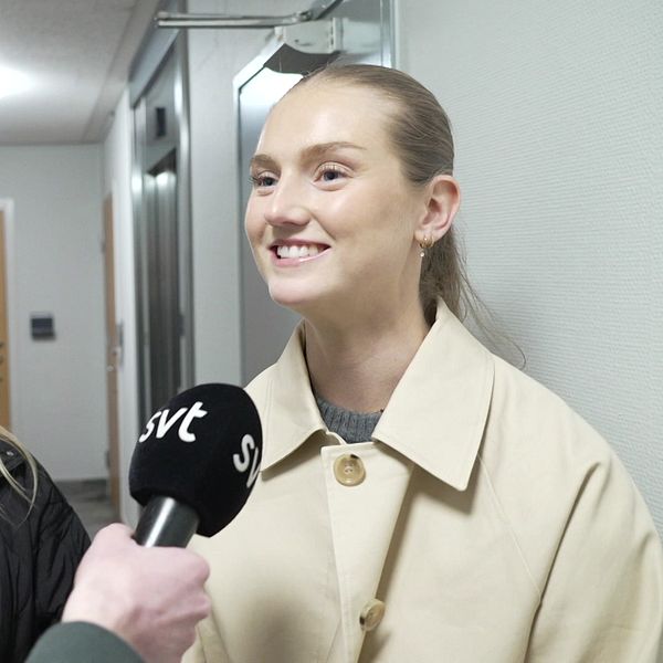 Två bostadsspekulanter intervjuas på en lägenhetsvisning