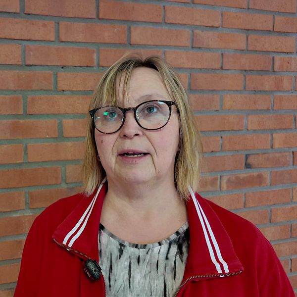Anki Pettersson, ordförande för Kommunal Skellefteå, framför en tegelvägg