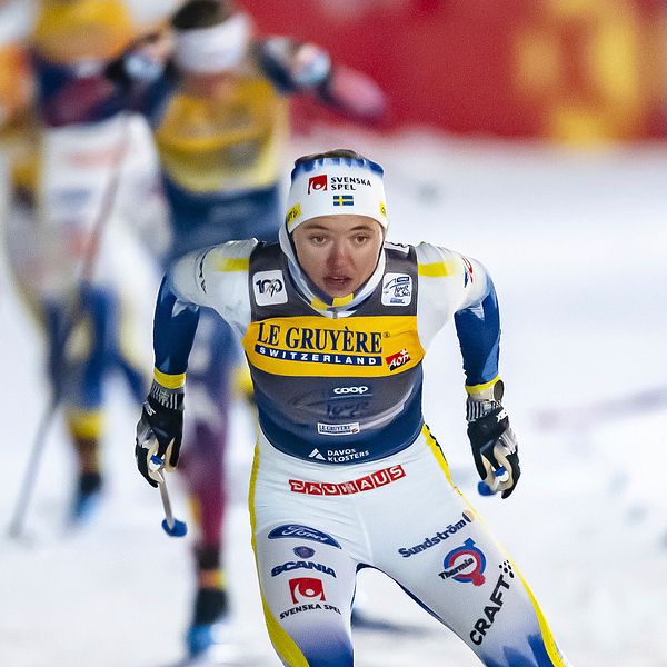 Delad bild. Till vänster: längdskidåkare i närbild. Till höger: skidåkare i tävling i spåret.