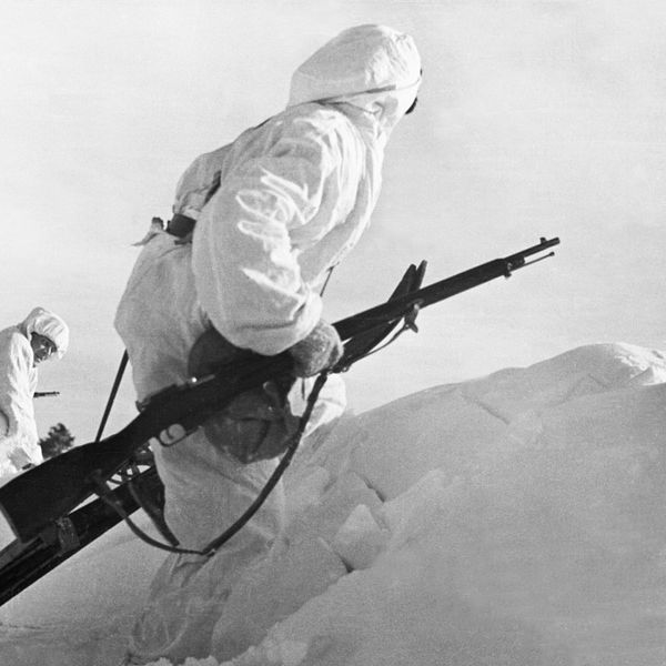 Suomalaisia sotilaita Talvisodassa kiväärit kädessä.