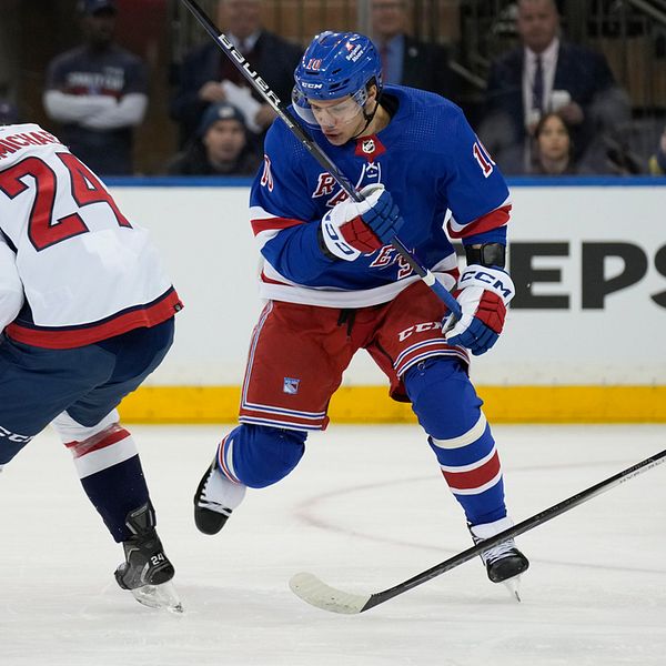 New York Rangers Artemi Panarin i kamp med Washingtons Connor McMichael i kvällens match.