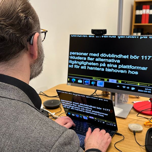 Klas Nelfelt står i kavaj och tecknar till vänster. Till höger sitter han framför en dator med lättläst text som lyder ”personer med dövblindhet bör 1177 inkludera fler alternativ...”