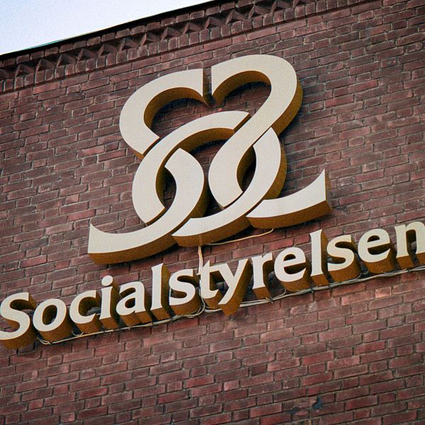 en man och en bild på Socialstyrelsens logga