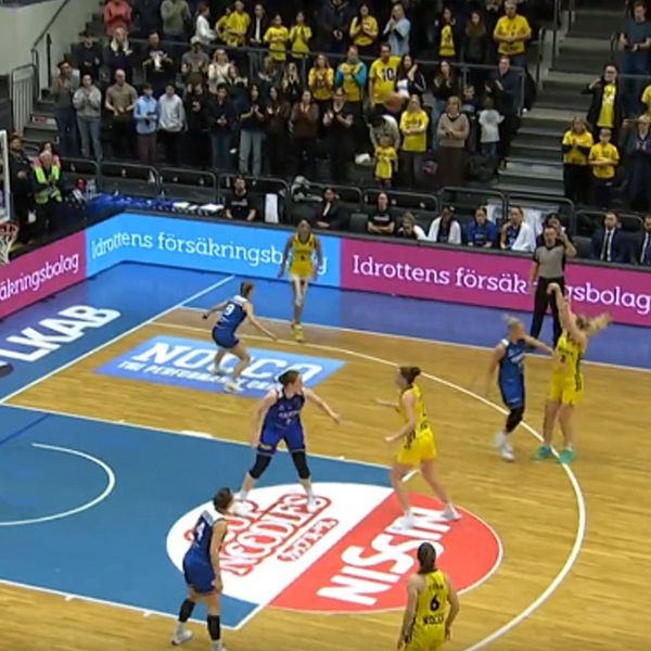 Tvådelad bild: Till vänster syns en svensk basketspelare in action med armarna utsträckta, bärandes en gul landslagsdräkt med texten ”SWEDEN” och nummer 51. Till höger pågår en basketmatch där det svenska laget, i gula dräkter, spelar mot ett motståndarlag i blått på en inomhusbana, med åskådare i bakgrunden.
