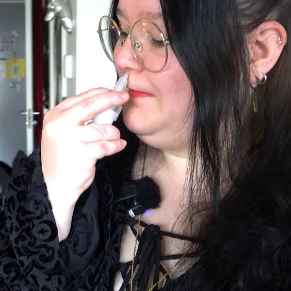 En kvinna tar nässpray