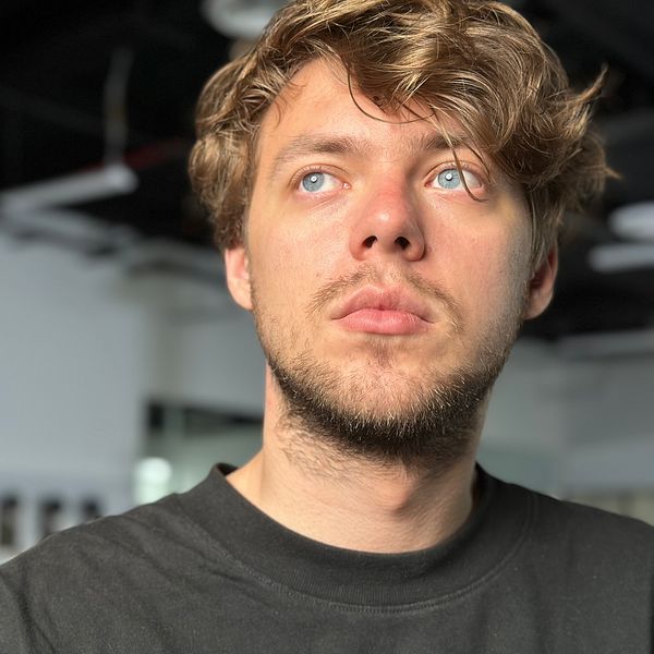 Den ryske fäktaren Konsantin Lokhanov tog ställning mot kriget i Ukraina och bor idag i USA. Här fotat i närbild där han står i en fäktningssal.