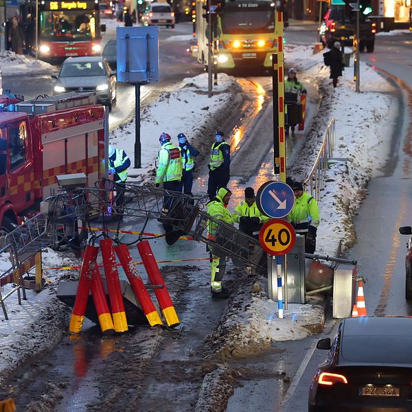Kranen ska ha fastnat i en så kallad skyltportal som satt vid infarten till Klaratunneln i centrala Stockholm.