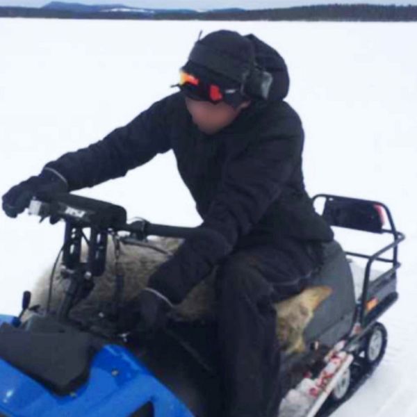 Delad bild med en SVT-reporter till vänster och en bild på en man som sitter på en blå snöskoter och har vad som ser ut att vara en död varg i sitt knä.
