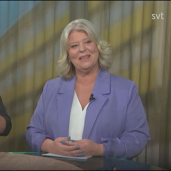 Socialtjänstministern Camilla Waltersson Grönvall (M) till höger om en teckenspråkstolk