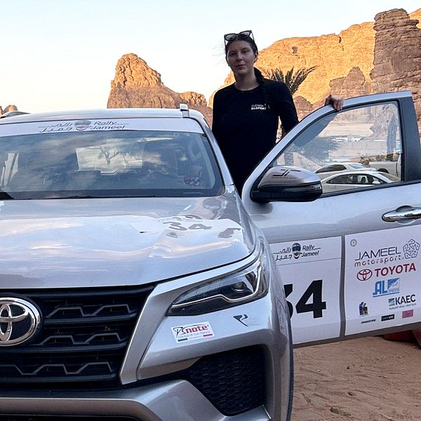 två kvinnor som kör rally i öknen
