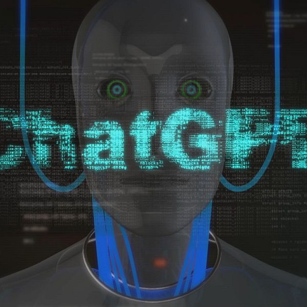 Delad bild. Vänster: IVO-logga. Höger: Digitalt ansikte med texten ”ChatGPT” överlagrad.