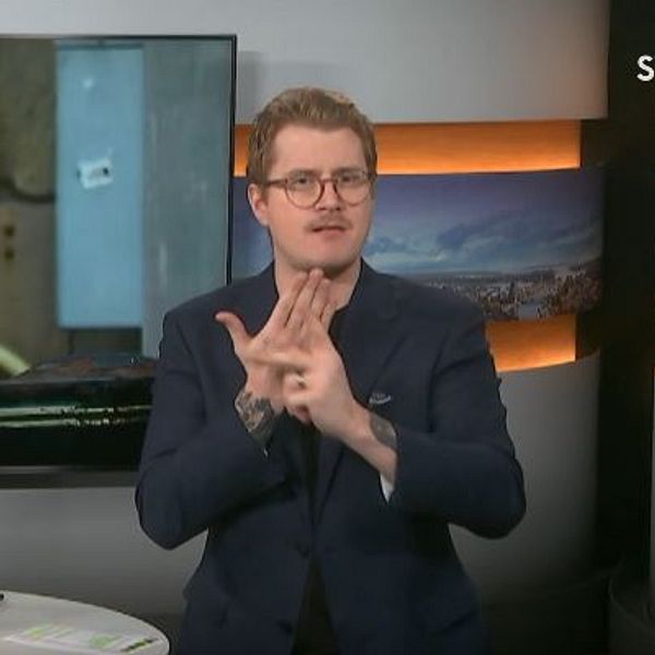 Programledaren tecknar en del av ordet ”koranbränning”