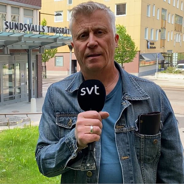 Till vänster en blurrad man som sitter på en bänk och polisen står framför honom, till höger en bild på SVT:s reporter Patric Sellén som står med en mikrofon i handen och tittar in i kameran.
