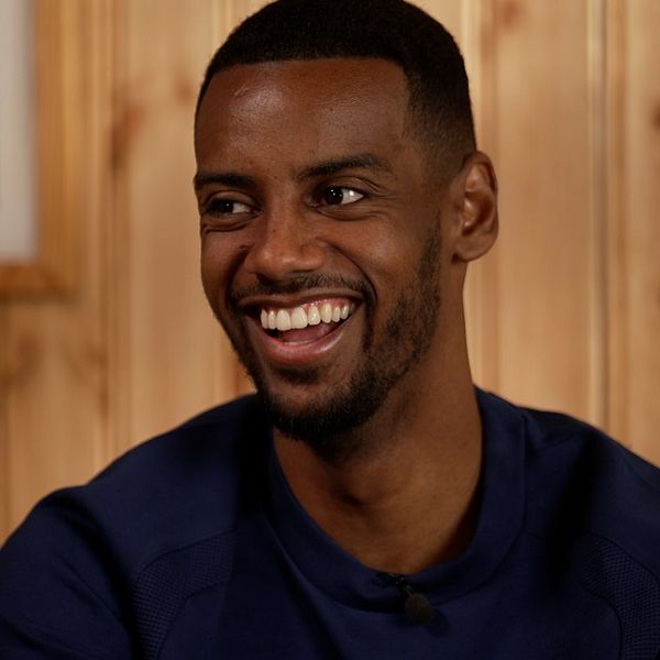 Alexander Isak och Johan Kücükaslan i samtal framför eldar