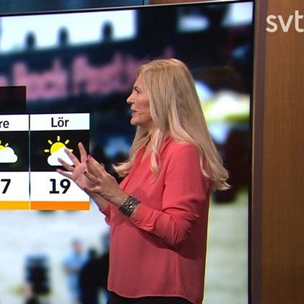 Deana Bajic presenterar vädret för Sweden Rock Festival på SVT-studion