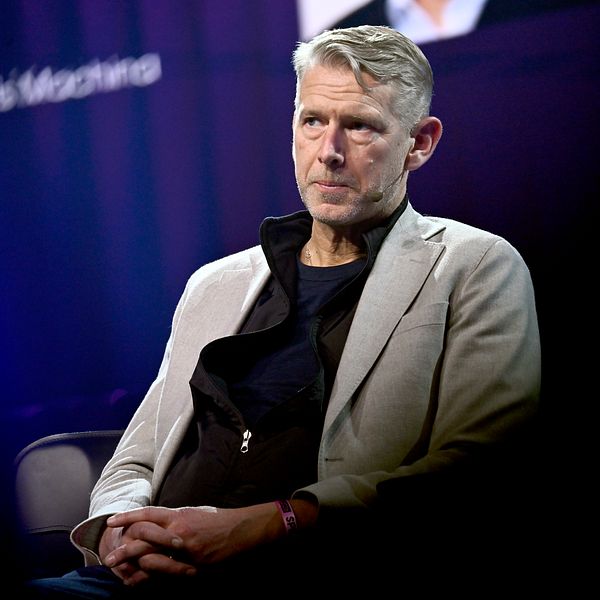 Peter Carlsson talar på Techarena på Strawberry Arena i Stockholm.
