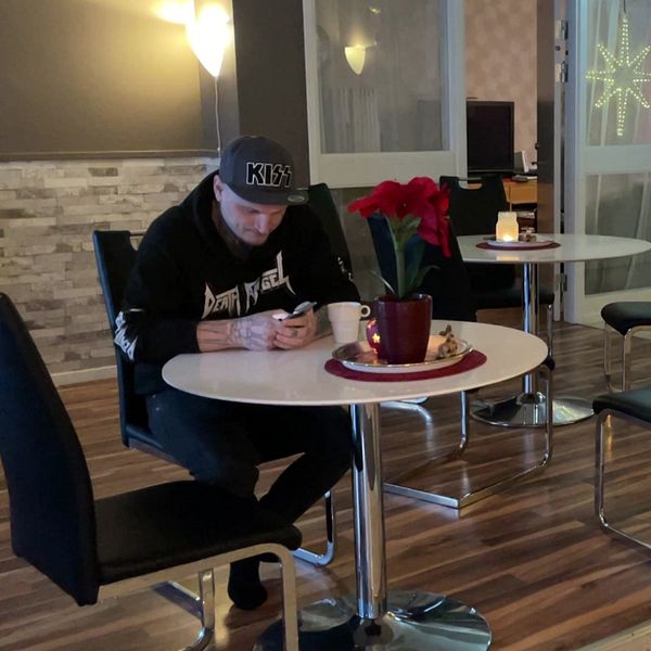 Kollage. Sofi Thalén till vänster och bild på man som sitter vid ett kafébord till höger.