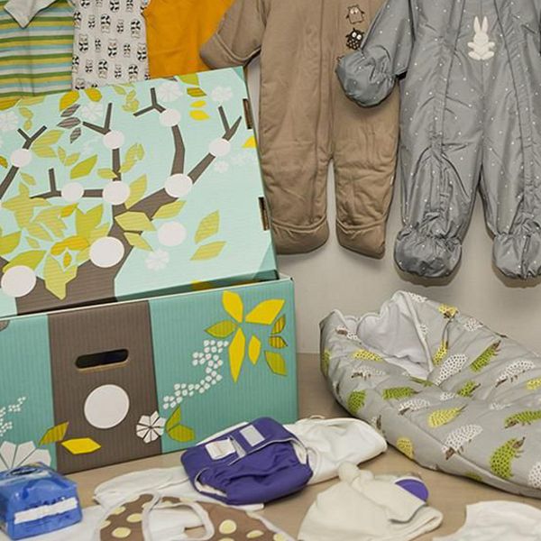 Stina Isaksson gruppledare i Sverigedemokraterna syns i närbild och en bild på en babylåda med overaller, ett babynest och tygblöjor