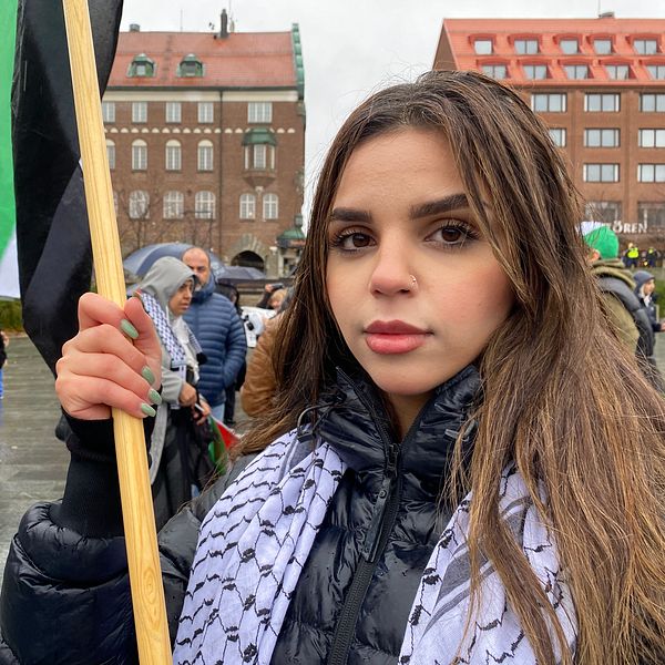 Tjej med palestinaflagga