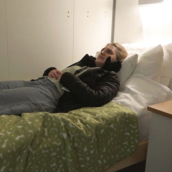 SVTs reporter testar sängen där programledarna ska sova under Musikhjälpen i Växjö