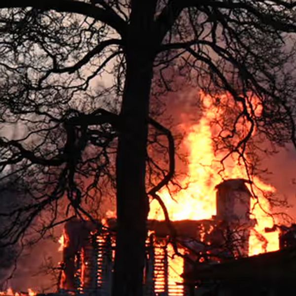 En bild på branden. Tre personer har dött efter en villabrand i Herrljunga kommun.