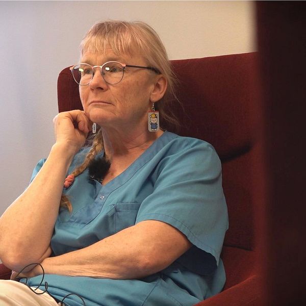 Splitbild med en flagga på Högskolan i Gävle, vänster och en bild på överläkaren Ann Frånberg i höger. Hon sitter i sin läkauniform på en rödfåtölj i sitt kontor på bup-mottagningen i Gävle