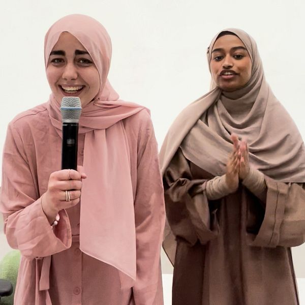 Mat från mellanöstern och två kvinnor i hijab som sjunger.