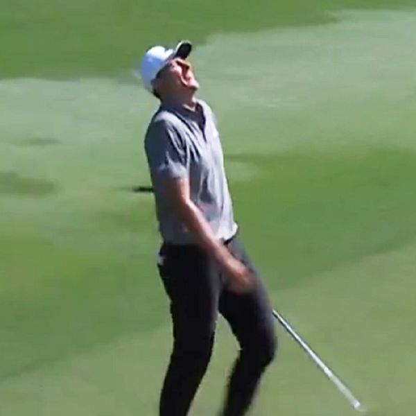 En delad bild som visar en golfspelare i två olika scener: till vänster puttar spelaren bollen på greenen, medan han till höger firar lyckat slag med ett leende och lyfta händerna.