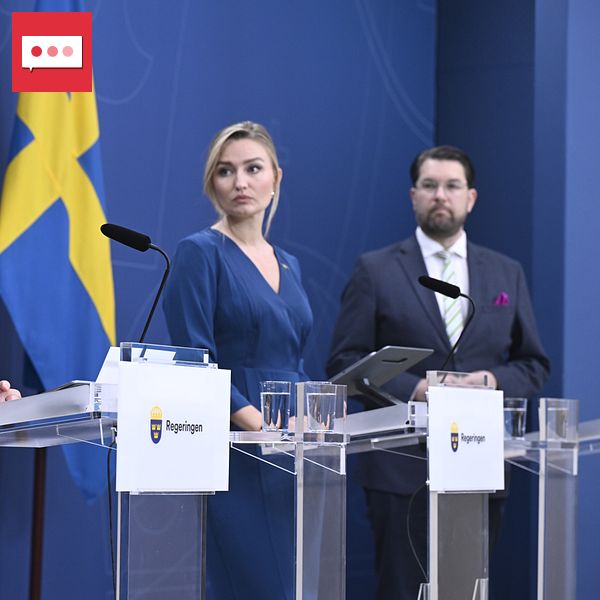 Tre personer håller presskonferens vid podier med svenska flaggor i bakgrunden.
