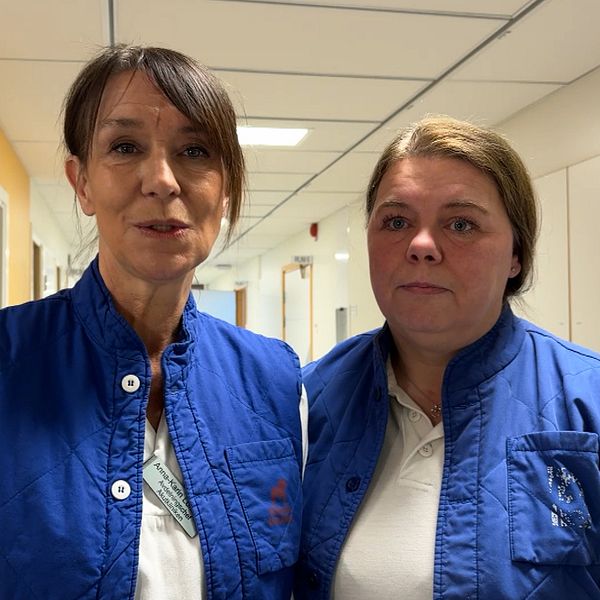 Delad bild. Till vänster: person gestikulerar inomhus. Till höger: två vårdanställda i korridor.