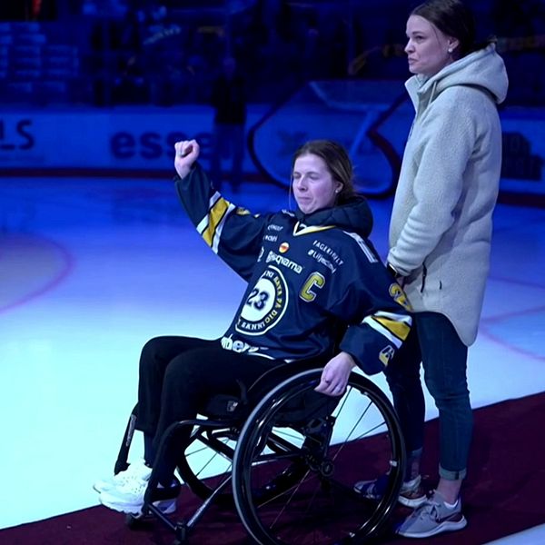 Mira Jungåker bild till vänster – ung tjej med uppsatt hår och ljus tröja. Bild två: hv 71:s lagkapten Sanni Hakala sitter i en rullstol och tar emot hyllningar i Husqvarna garden