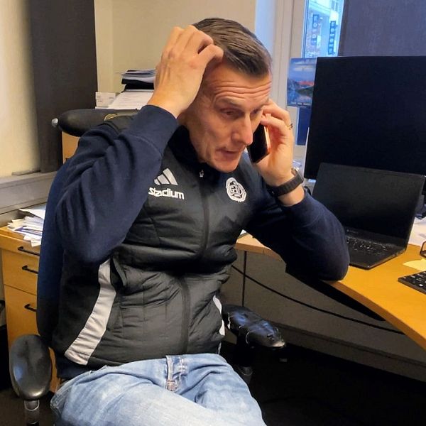 GIF Sundsvalls tränare i pressrummet med händerna mot huvudet efter nedflyttningen