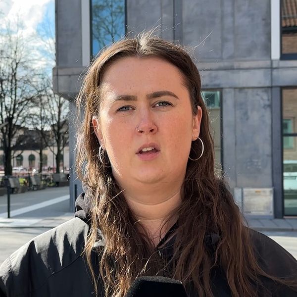 SVT:s reporter Hannah Gustafsson står framför tingsrätten i Örebro.