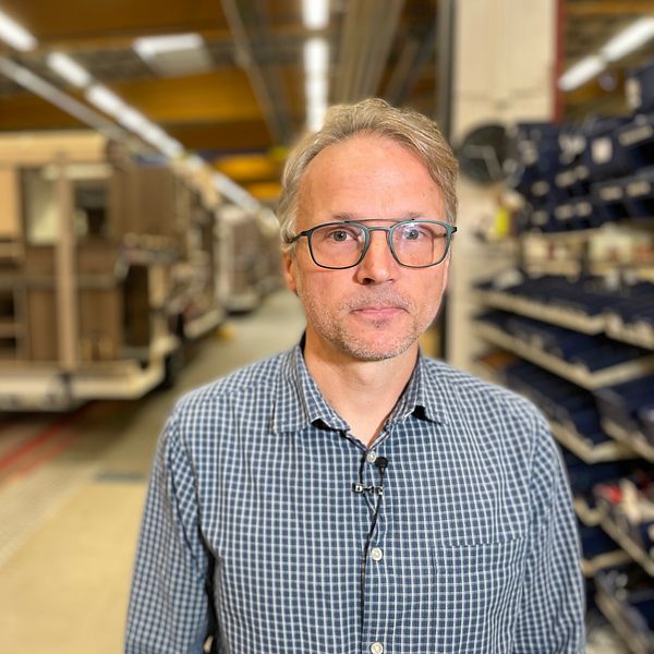Mikael Blomqvist i Kabe-fabrik med husvagnsproduktion i bakgrunden.