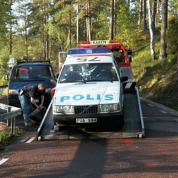 Polischef porträtt och en polisbil som bärgas