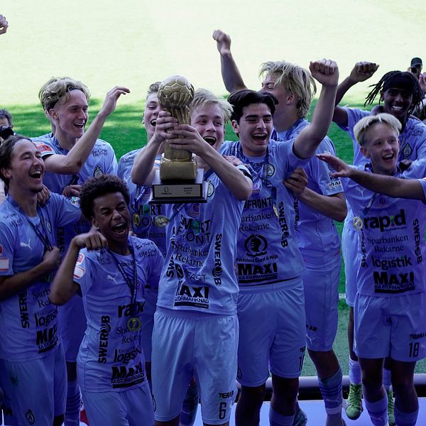 AFC Eskilstuna firar vinsten i Gothia cup.