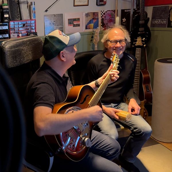 Låtskrivarna Larry Forsberg och Sven-Inge Sjöberg i replokalen.