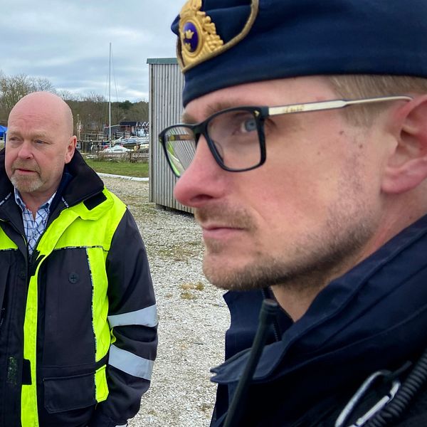 Hamnkaptenen i Klagshamn visar Tullverkets gruppchef var han har sett misstänkt aktivitet.