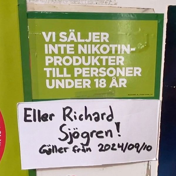 Till vänster i bild Richard Sjögren vid tågstationen i Eslöv, till höger i bild lapp i affär där det står ”VI SÄLJER INTE NIKOTINPRODUKTER TILL PERSONER UNDER 18 ÅR... ELLER RICHARD SJÖGREN!”