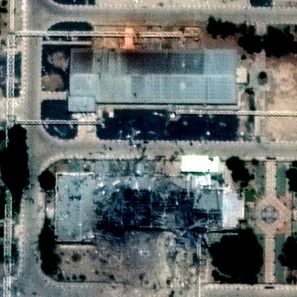 Satellitbilder före och efter visar en byggnad som förstörts av en explosion.